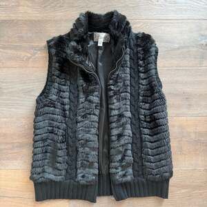 Carte Women’s Black Faux Fur Cable Knit Zip Up Sweater Vest Sz M